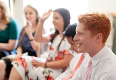 Novo guia para implementar mudanças nas reuniões dominicais